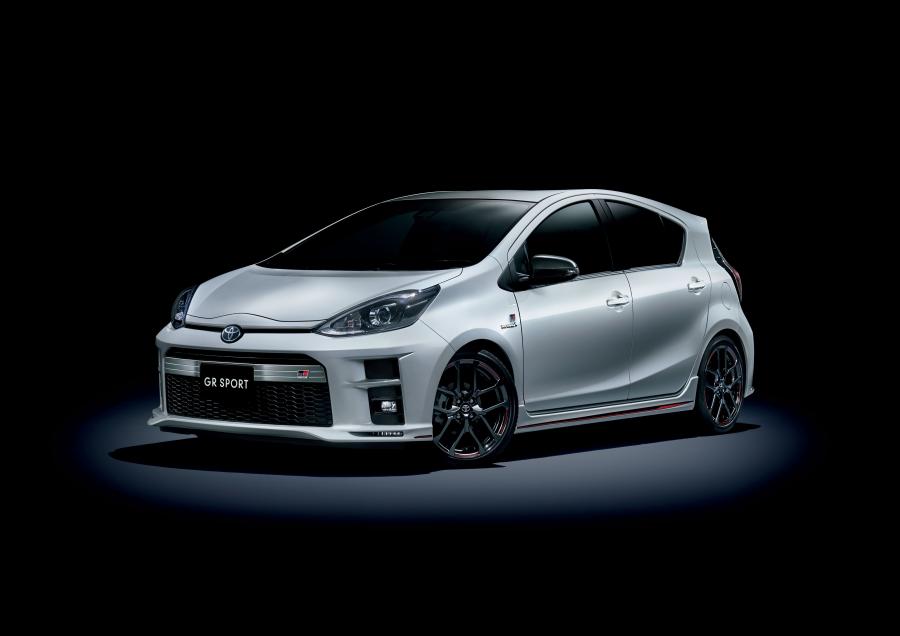  Toyota Aqua GR Sport 2017 года  (фото 2 из 5)